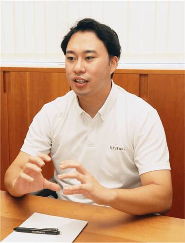取材で話す西田主任